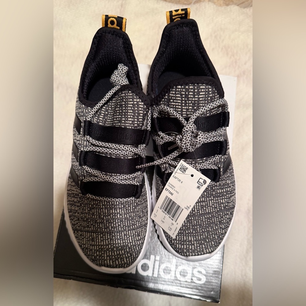 NIB Adidas Kaptir EF7242 women’s running/lifestyle sneakers. Wm sz 5.5. Light.